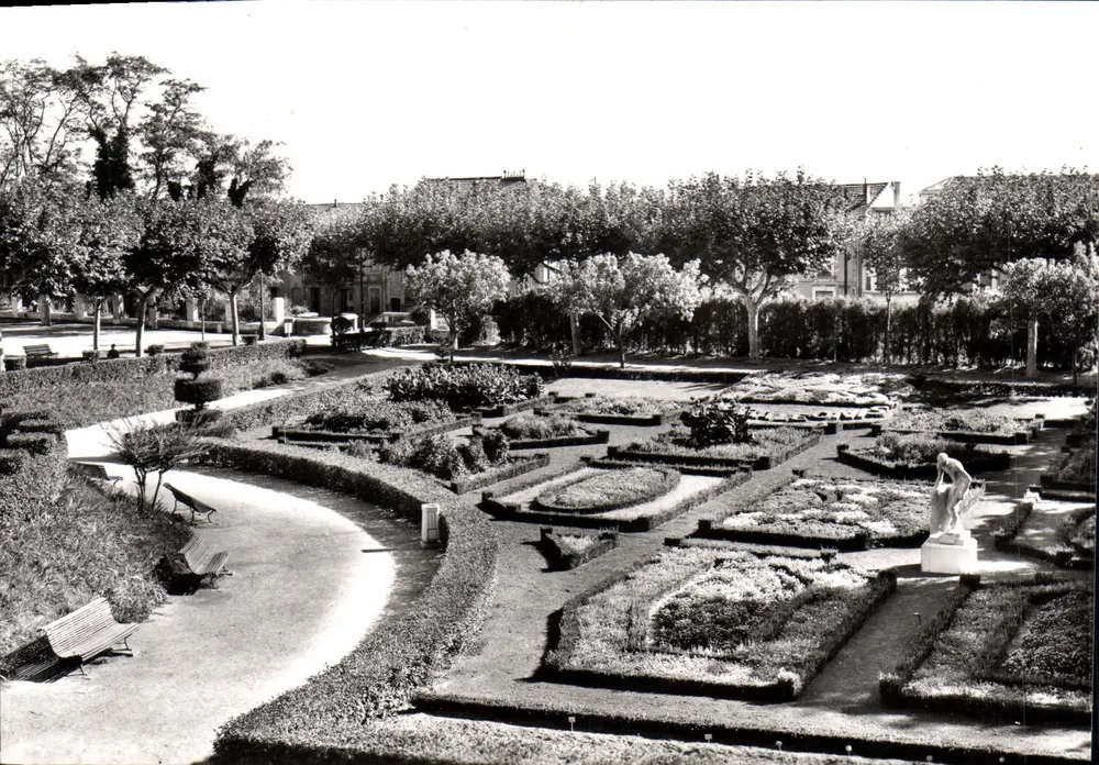 Arles (B. do Rh.) — Os Jardins — Edições S.L. Lyon - Frente