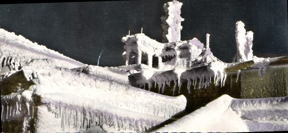 Cume do Mont Ventoux — Efeito de geada sobre a torre meteorológica — Éditions SL Lyon - Frente