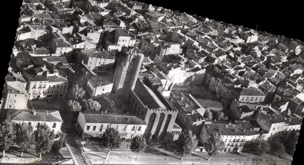 Agde (Hérault) — Luftbild der Kathedrale und ihres Viertels, im Vordergrund die Straßbrücke der N. 99 - Vorderseite