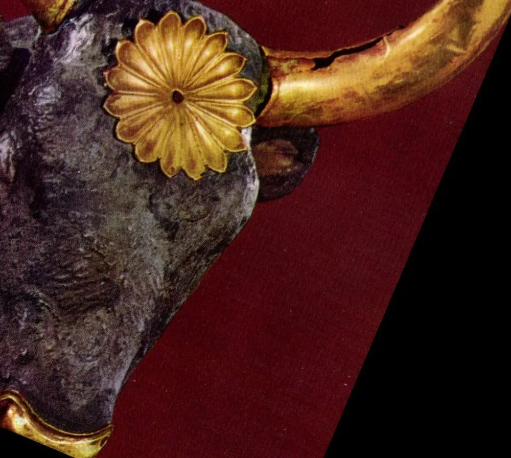 Cabeça de touro em prata — do túmulo real IV — Museu Nacional de Atenas - Frente