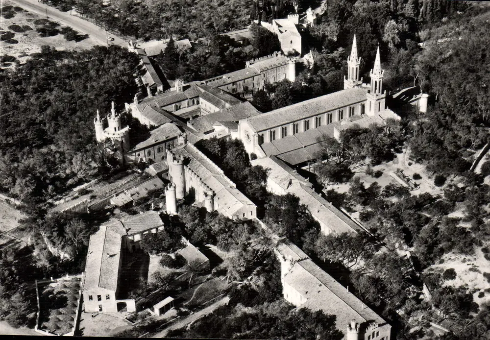 Abbaye Saint-Michel de Frigolet — vue aérienne — Les Éditions de l'Économie, Bron (Rhône) - Vorderseite