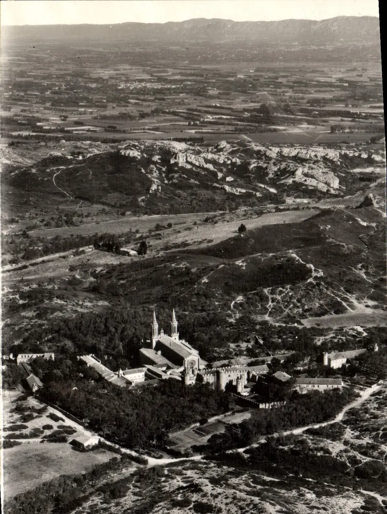 Abbaye Saint-Michel de Frigolet — vue aérienne — Éditions de l'Économie, Tarascon - Voorkant
