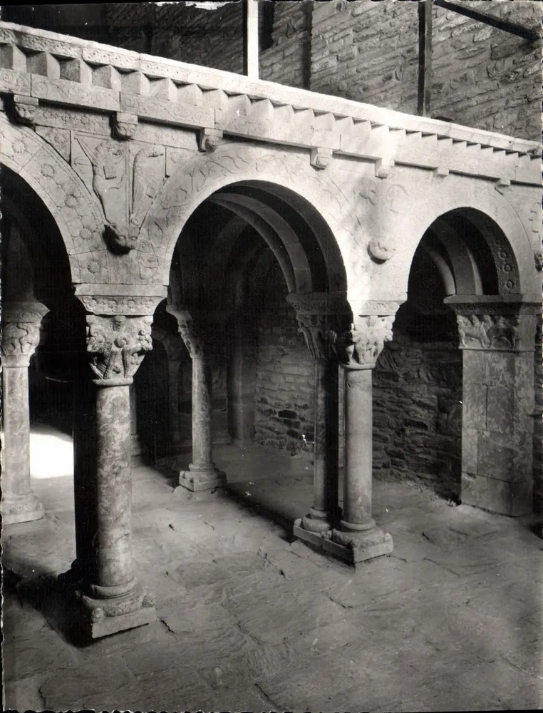 Priorado de Nossa Senhora de Serrabonne — datando dos séculos XI e XII — Éditions des Frères Lumière, Lyon - Frente