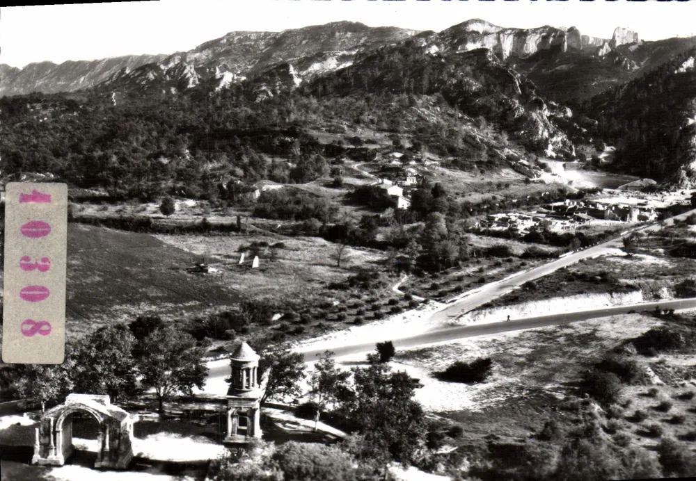 Route de Saint-Rémy-aux-Baux — Ansicht des Mausoleums und des Triumphbogens — Éditions Magenta - Vorderseite