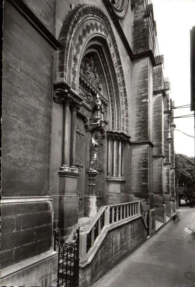 Montpellier (Hérault) — Porte latérale de la cathédrale — Éditions S.L. Lyon - Frente