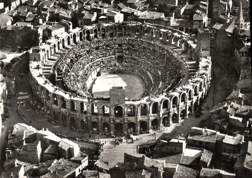Les Arènes d'Arles — vue aérienne du monument antique avec foule — éditeur Les Éditions J. CELLARD - Frente