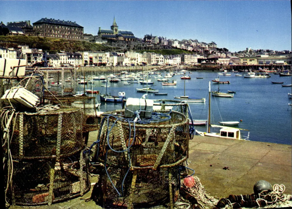 Granville (Manche) — Le port extérieur et la haute-ville — éditeur ARTAUD PRÉS ÉDITEURS NANTES-CARQUEFOU - Vorderseite