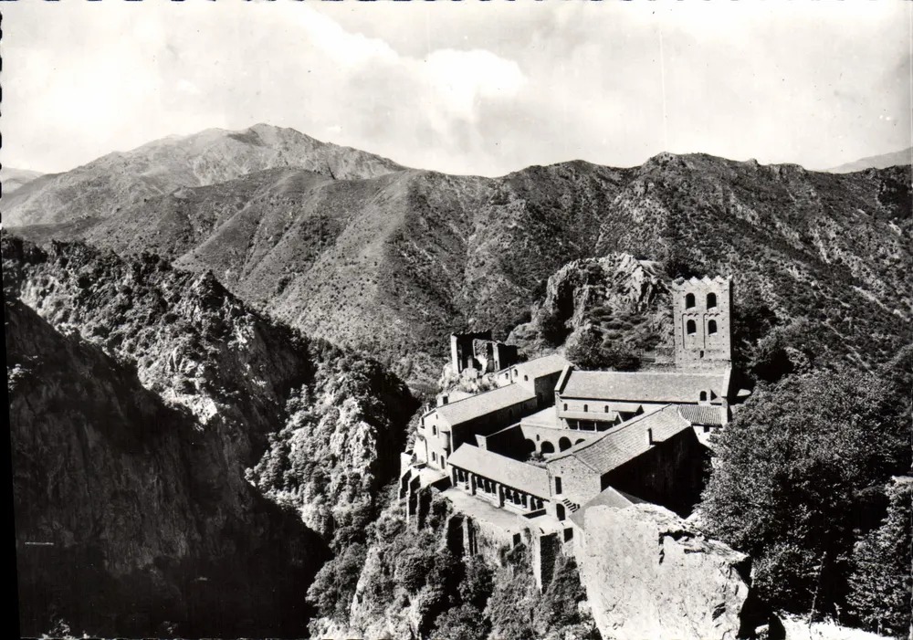 Saint-Martin-du-Canigou — Vue sur l'abbaye du XIe siècle — Éditions Magenta, Lyon - Vorderseite