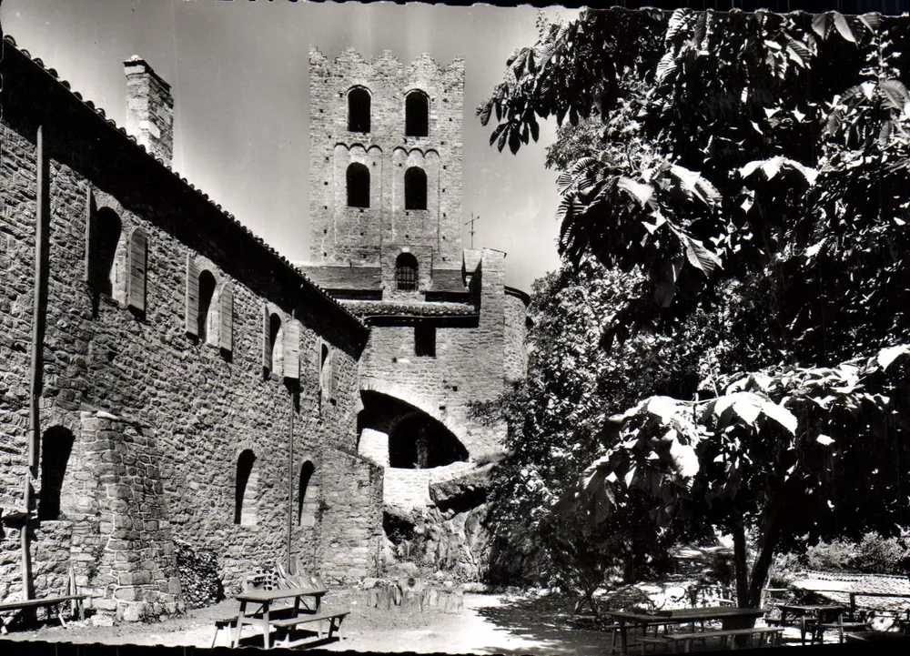 Roussillon — Abtei Saint-Martin du Canigou (12. Jahrhundert), der Innenhof und der Turm — Éditions S.L. Lyon - Vorderseite