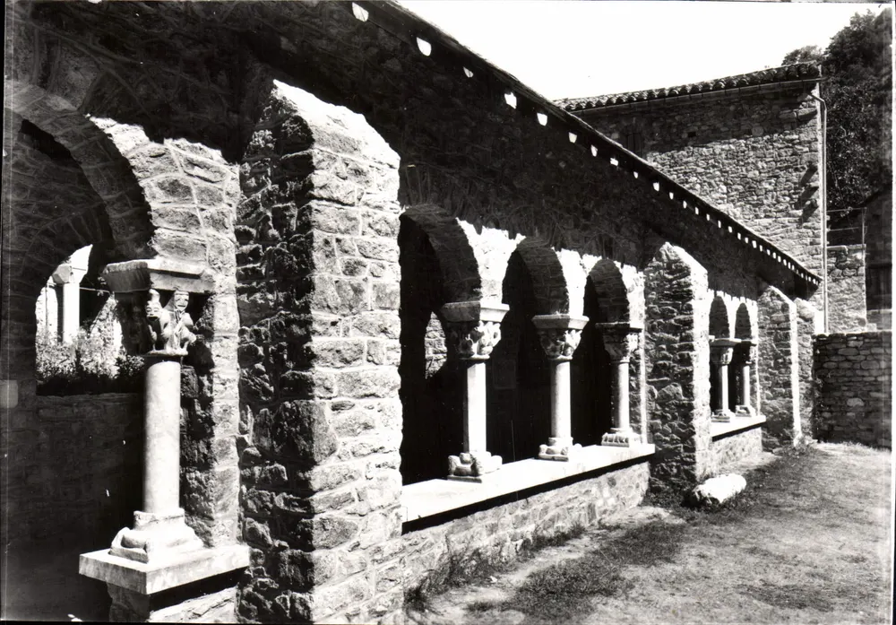 Saint Martin du Canigou — Het Cloître — Éditions Magentio, Lyon - Voorkant