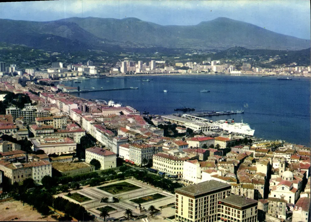 Ajaccio — Vista general de la ciudad imperial — Ediciones Hachette, n° 20.999.301 - Anverso