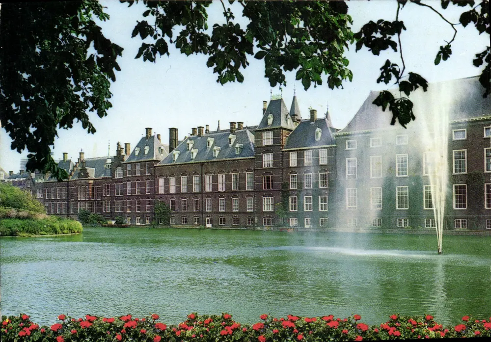 Hofvijver com Edifícios do Parlamento — Haia, Holanda — editor não visível - Frente