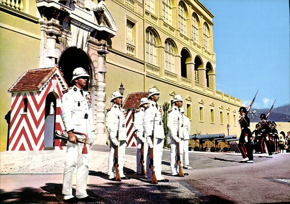 Mudança de guarda em frente ao Palácio Real — Principado de Mônaco — Éditions Molipor - Frente