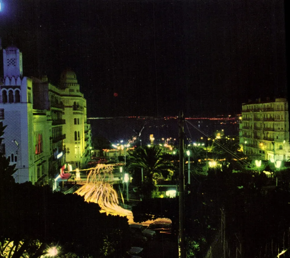 Argélia, Argel — Avenida Mohamed Khemisti, noite — JEFAL - Frente
