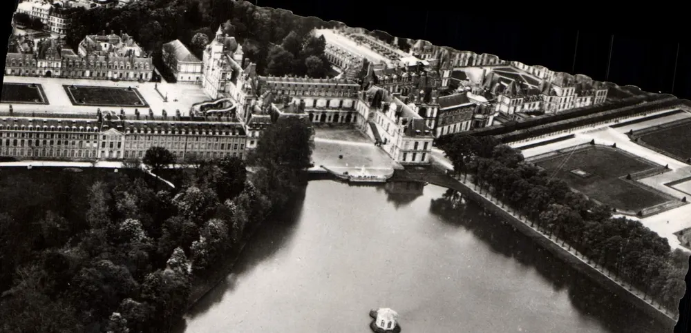 Fontainebleau (S.-et-M.) — Der Karpfenteich und das Schloss — Kunstausgabe 'WYON', Paris - Vorderseite