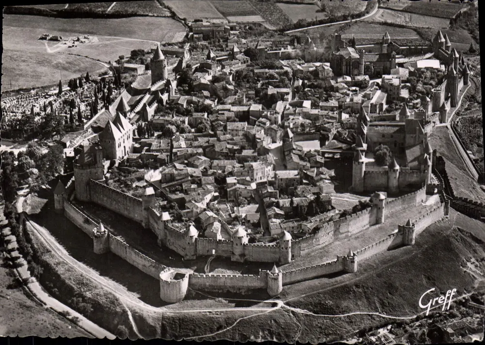 Carcassonne (Aude) — Vista ceriense : Conjunto da Cidade e dos Muros em dupla cinta — Edições GREFF, n°1080 - Frente