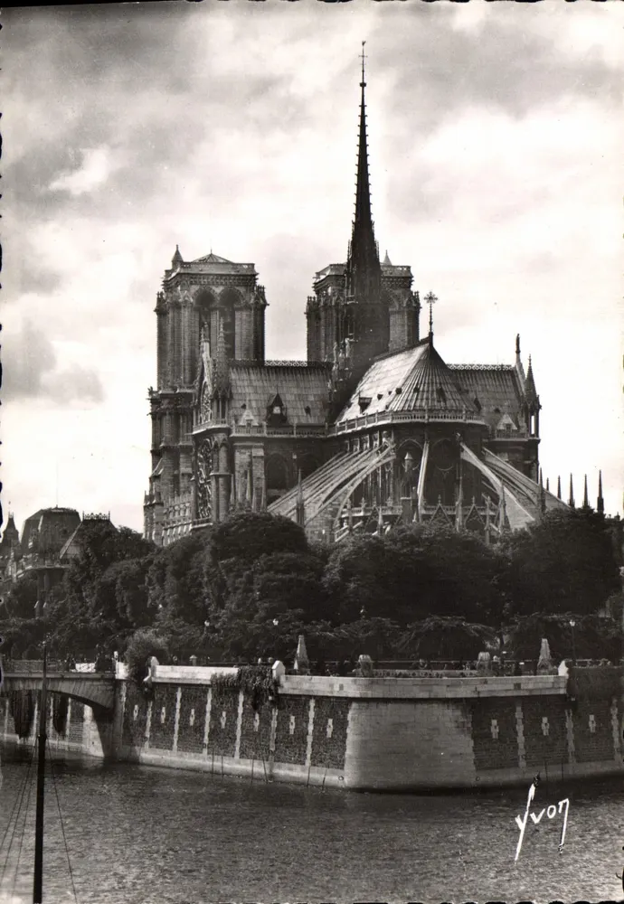 Notre-Dame de Paris — vue depuis la Seine — Yvong - Recto