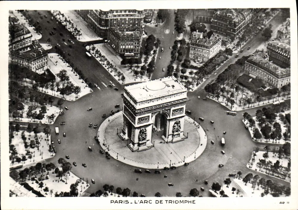 Paris - L'Arc de Triomphe — vue aérienne — AP II - Recto