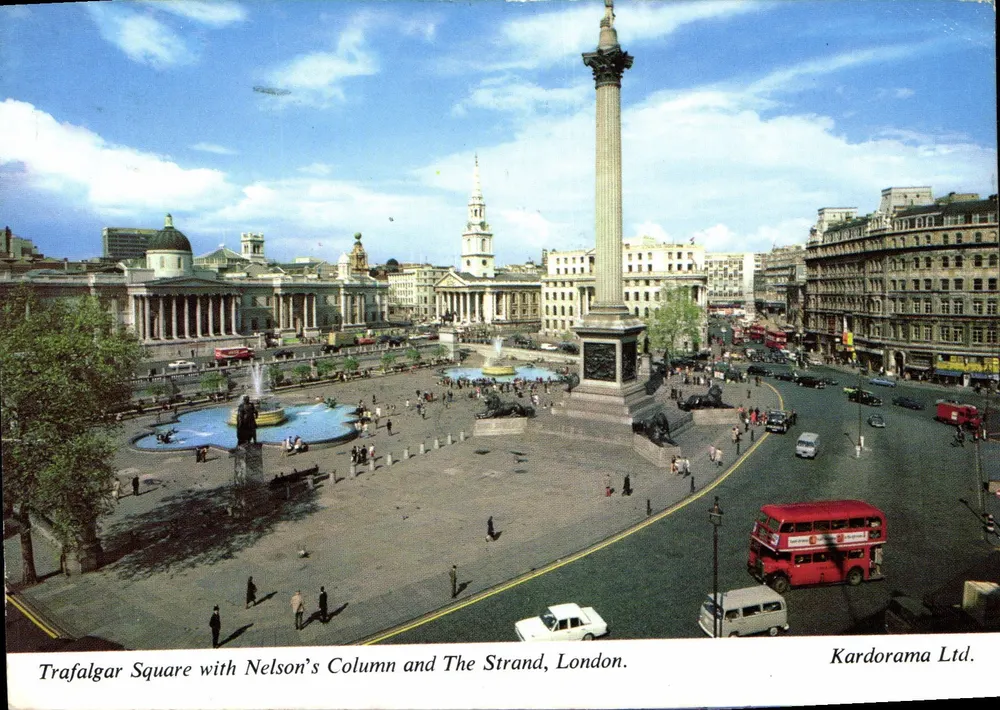 Trafalgar Square mit Nelson's Column und The Strand, London — Kardorama Ltd. - Vorderseite