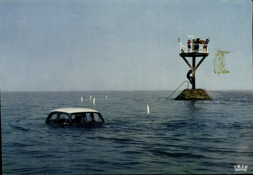 Ile de Noirmoutier — Passage du Gois — voiture submergée près d'un phare flottant — éditeur IRIS - Frente