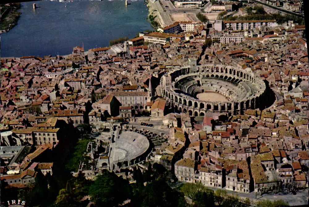 Arles — Luchtfoto van de Arenas en het Oude Theater — Uitgever G. Gandini, Marseille - Voorkant