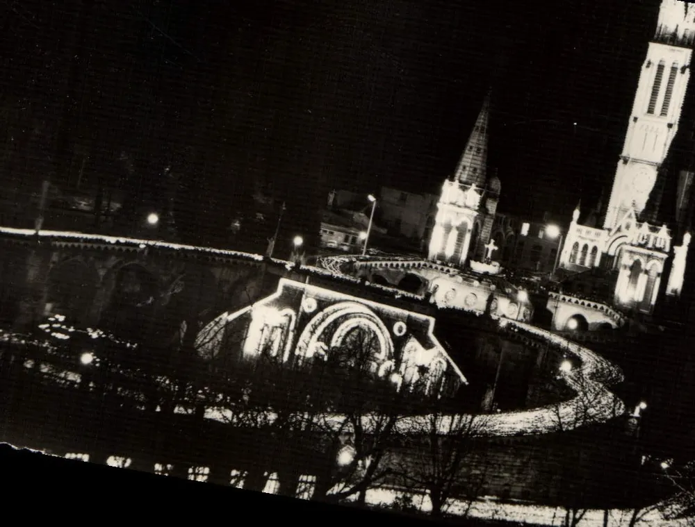 Lourdes (Hautes-Pyrénées) — Nhà thờ Basilique được thắp sáng — Combiér Imp. LACON - Mặt trước