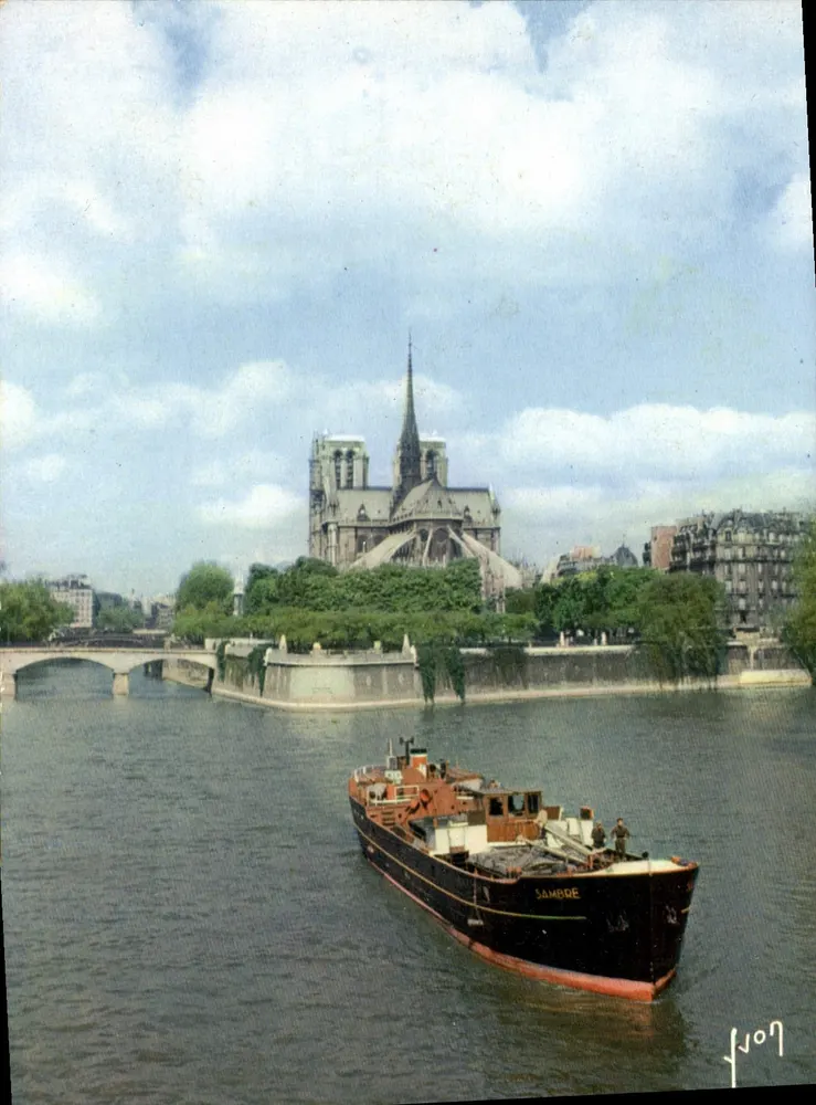 Notre-Dame de Paris — vue depuis la Seine avec le bateau Sambre — éditeur Couleurs et Lumière de France - Recto
