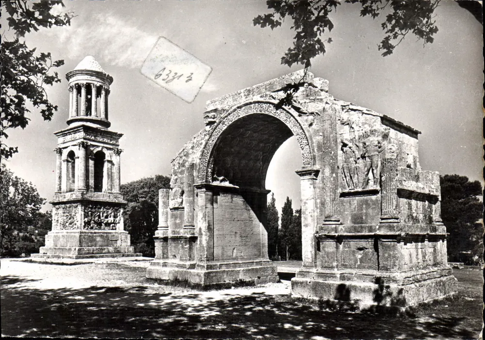 Saint-Rémy — Der Siegesbogen und das Mausoleum — Verlag J. Cellard, Bron - Vorderseite
