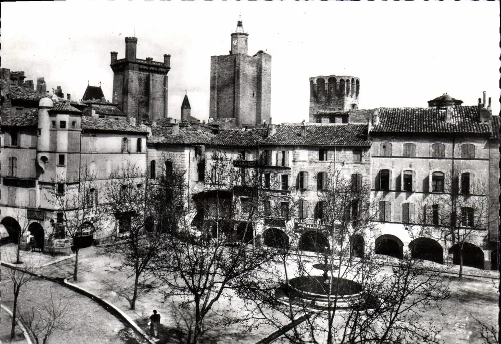 UZES (Gard) — Place de la République — Türme des Herzogtums — Éditions Magenta, Lyon - Vorderseite