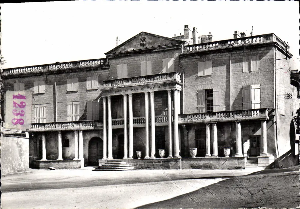 UZES (Gard) - Hotel du Baron de Castille — Fassade des 18. Jahrhunderts mit Vorhof — Éditions SL Lyon - Vorderseite