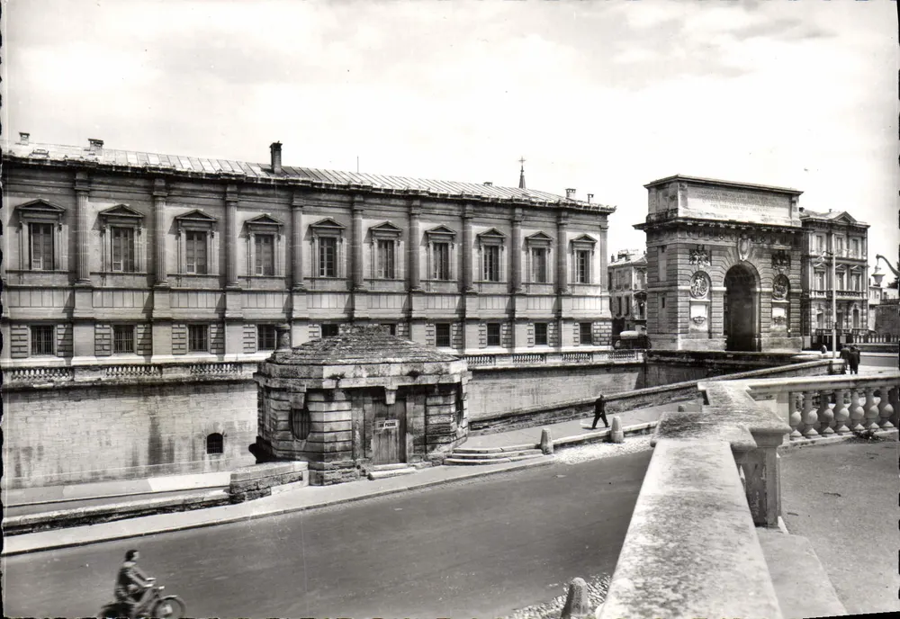 Montpellier (Hérault) — Fachada do Palácio de Justiça e Arco do Triunfo — Edições dos Irmãos Lumière, Lyon, n° 15.258 - Frente