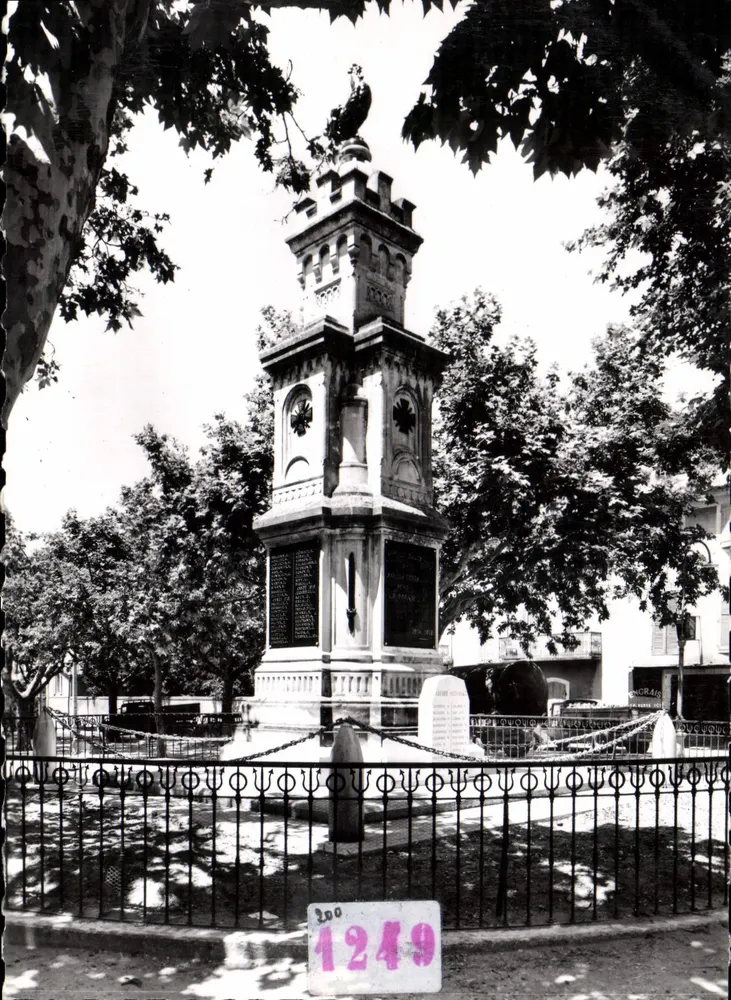 UZES (Gard) — Monument aux Morts — Éditions des Frères Luniâre, Lyon - Vorderseite