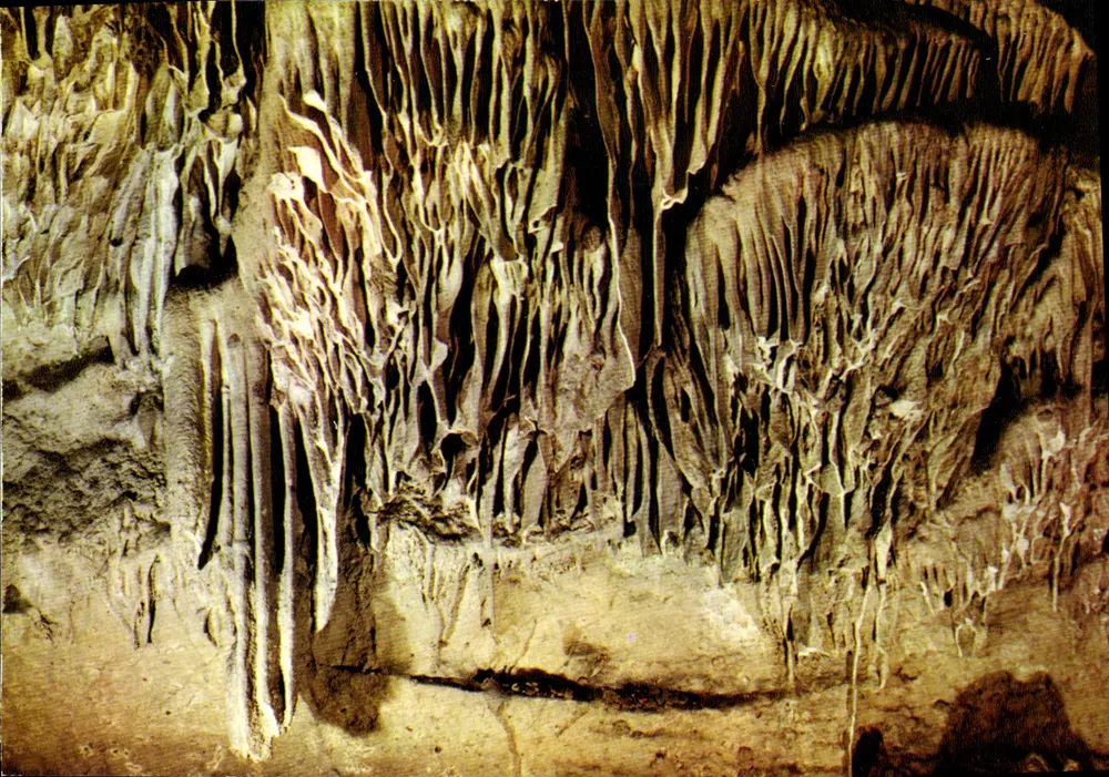 As Grutas de Arcy-sur-Cure — Draperies — Coleção Michel Joublin, n° 89.015.00.0003 - Frente