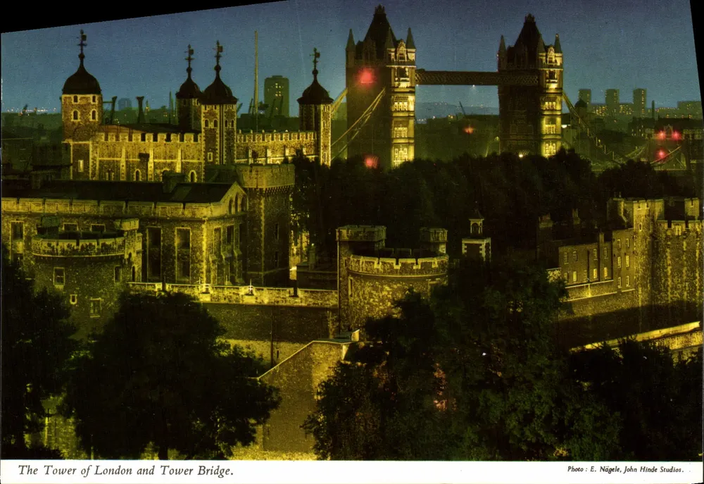 La Tour de Londres et le Tower Bridge — Photo : E. Nägele, John Hinde Studios - Recto