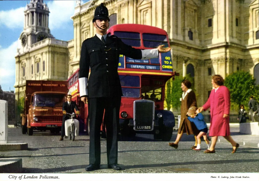 Polizist der City of London — Foto E. Ludwig, John Hinde Studios - Vorderseite
