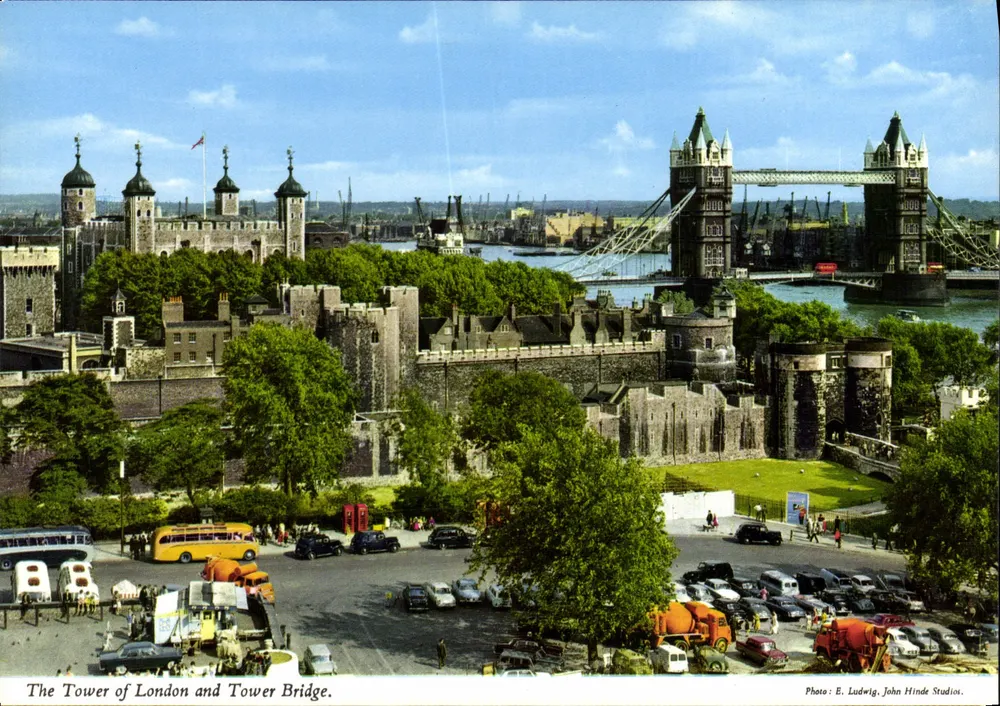 Die Tower of London und Tower Bridge — Foto: E. Ludwig, John Hinde Studios - Vorderseite