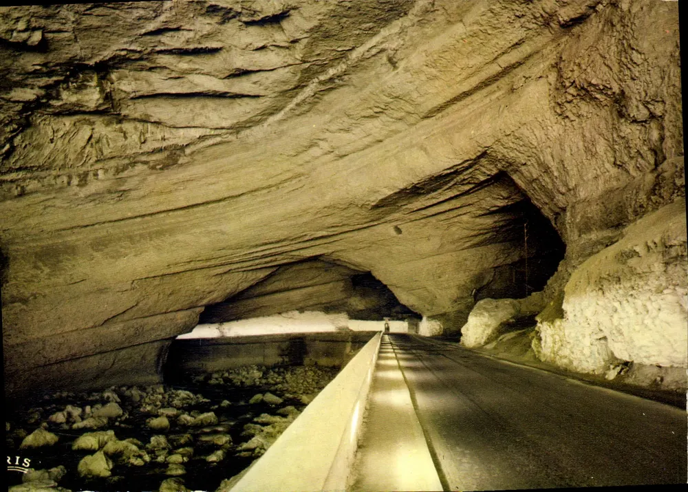 Die Grotte du MAS d'AZIL (Ariège) — Straße und Fluss, die die Höhle durchqueren — Moderne Editionen Théojac - Vorderseite