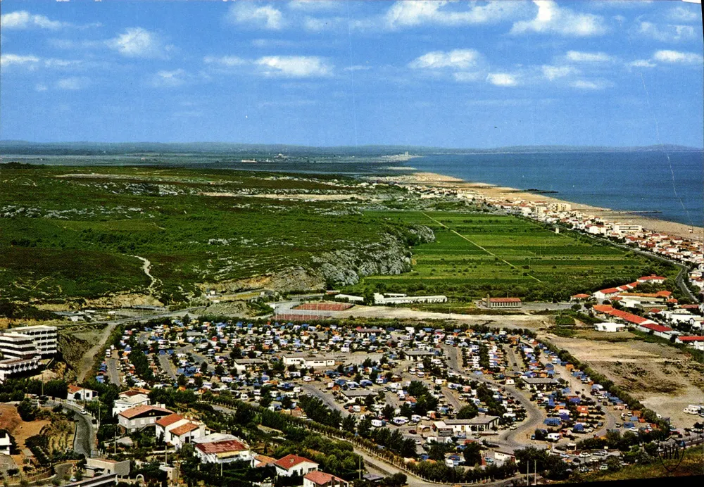 NARBONNE PLAGE - (Aude) — Vista Geral Aérea tirada do maciço da CLAPE sobre o Camping Municipal e a Praia — Sociedade das cartas Postais APA-POUX - Frente