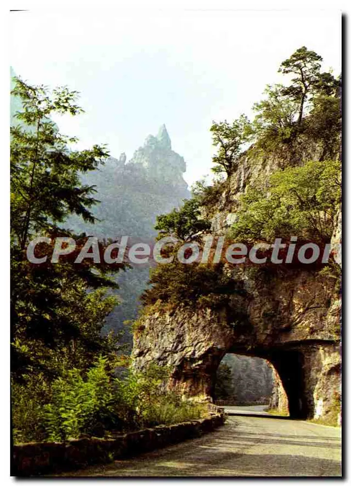 Route en tunnel naturel dans un canyon — Éditeur : Editions Curiosités du Carnaval, 12100 Millau - Recto