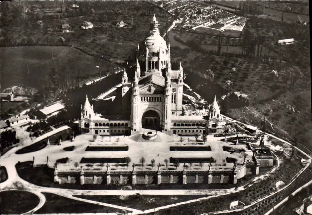 A Basílica de Lisieux — Vista aérea — Fabricação Francesa - Frente