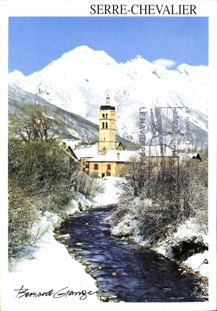 Serre-Chevalier — widok zimowy z kościołem i zasneżonymi górami — Bernard Grange - Awers