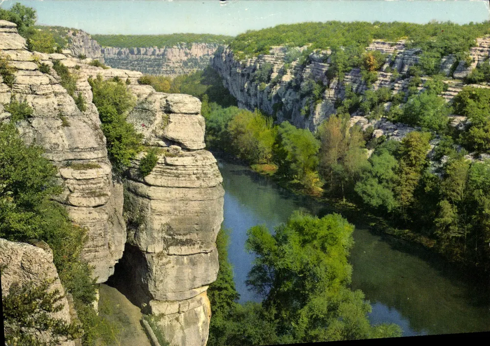 Die Gorges de l'Ardeche — Am Défile de Ruoms — Éditions J. Cellard - Vorderseite