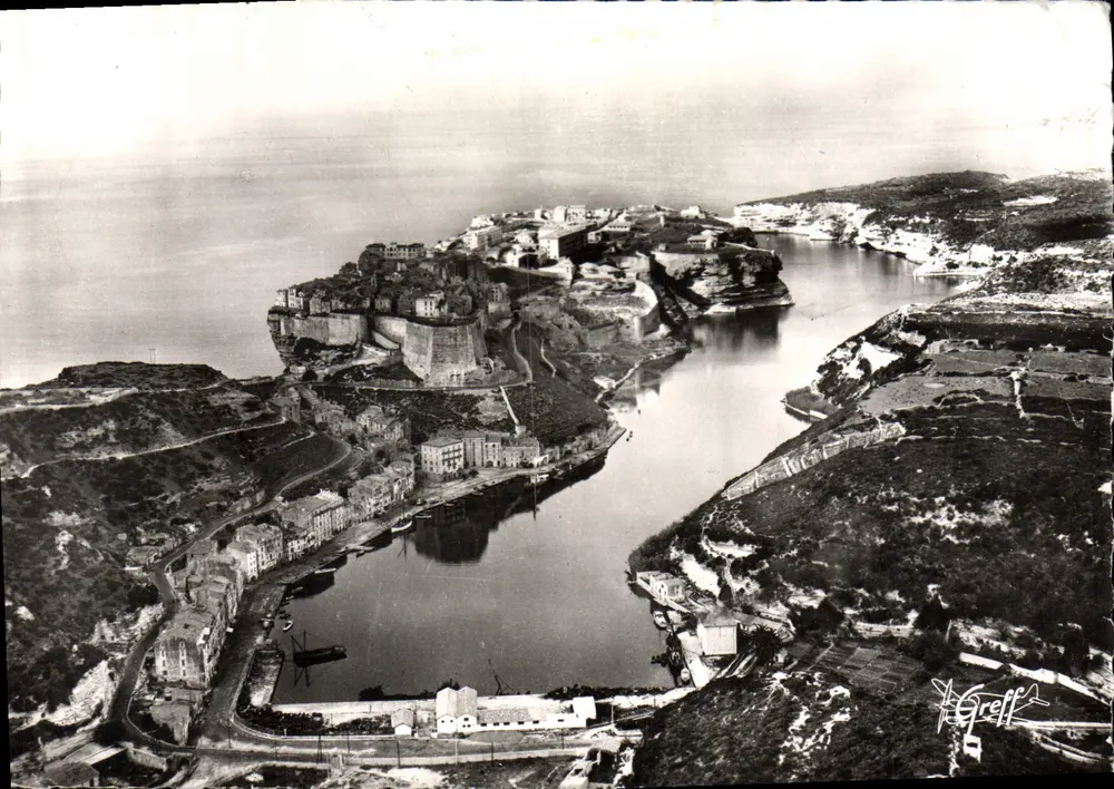 Bonifacio (Korsika) — Luftbild. Die Stadt und der Hafen — Greff - Vorderseite