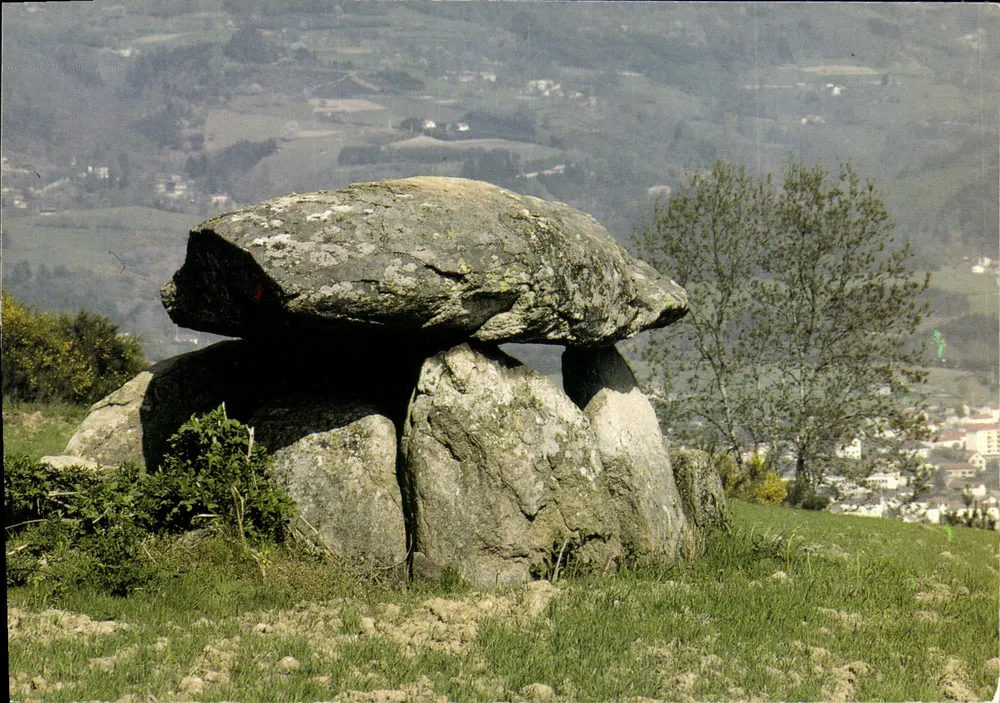 Dolmen nad Ambert (Puy-de-Dôme) — 1126 — Wydawnictwo Lys - Awers