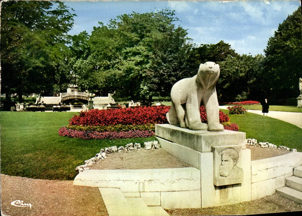 Estátua do polar — Jardim do Square Darcy — Cing - Frente