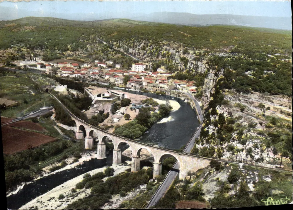 Widok z lotu ptaka La Laguèze — Ardèche — wydawca COMBIER IMP. (CPAdeCollection) - Awers