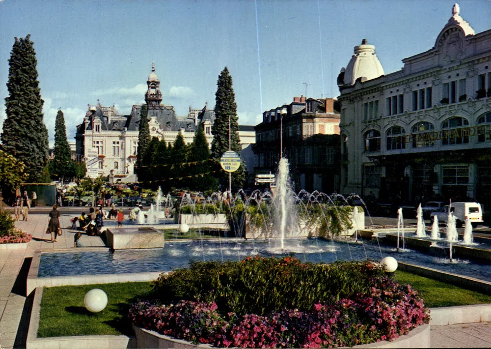 Vichy (Allier) — Place des Jets d'Eau avec fontaine et hôtel de ville — éditeur IRIS - Vorderseite