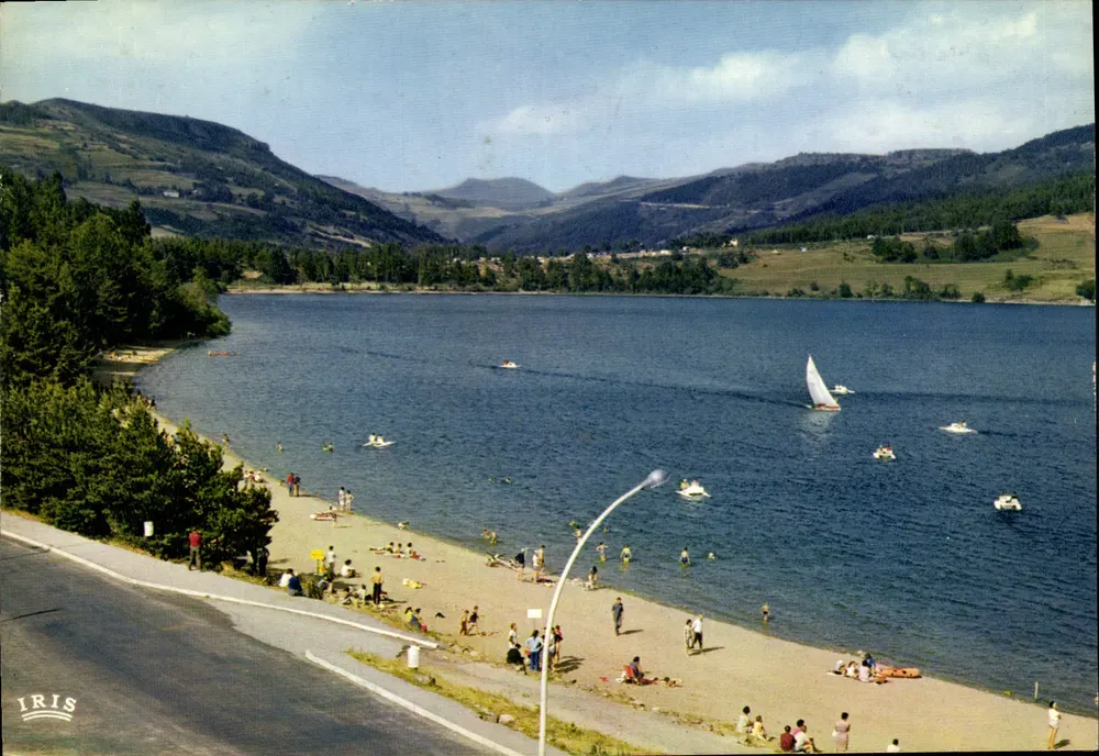 Lac d'Issarlès — vue de la plage et des montagnes — éditeur IRIS - Recto