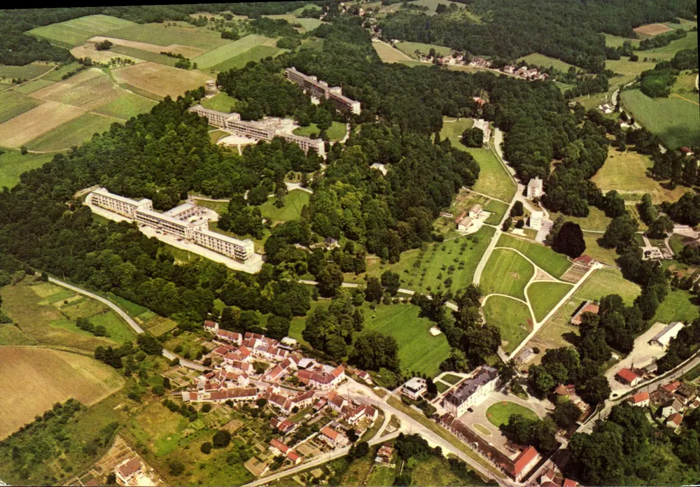 Centre Médico-Chirurgical de Villiers-St-Denis — Luftbild — Verlag Ruvant Production - Vorderseite