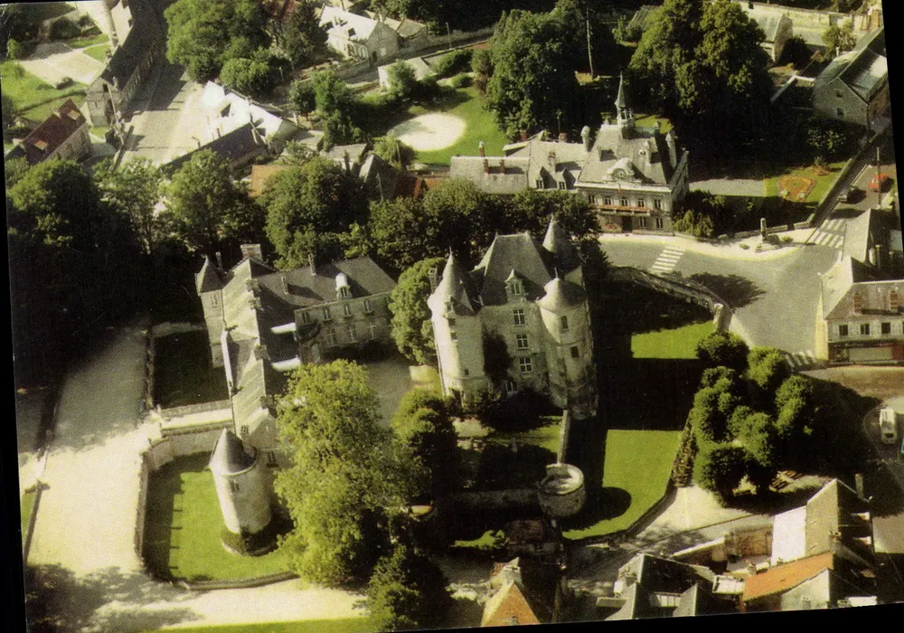 Castelo de Donjon — vista aérea — A.P.C.E. La Padole - Frente